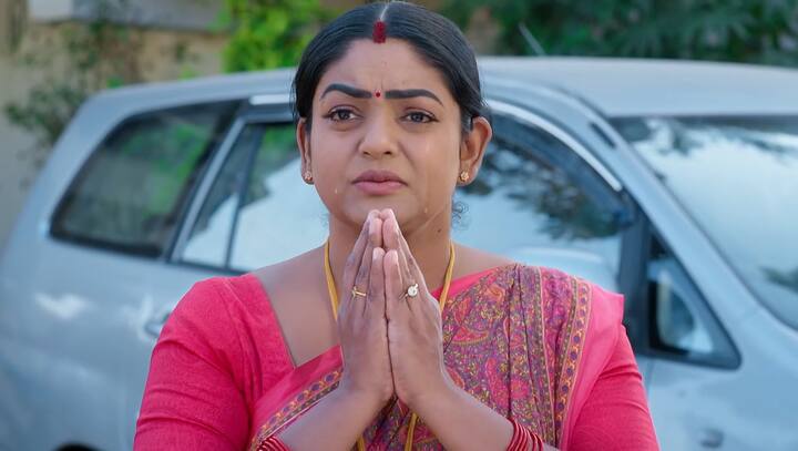 అంతేకాకుండా ఈ డబ్బు కార్తీక్ వాళ్ల నాన్నది కాదు.. మా అమ్మ నాకోసం దాచి ఫిక్స్డ్ డిపాజిట్ చేసిన డబ్బు. ఇలా అయినా ఆ ఇంటికి రుణం తీర్చుకున్నాను అనుకుంటా అని కావేరి చెప్తుంది.  (Image Credit: Disney Plus Hotstar/ Star Maa)