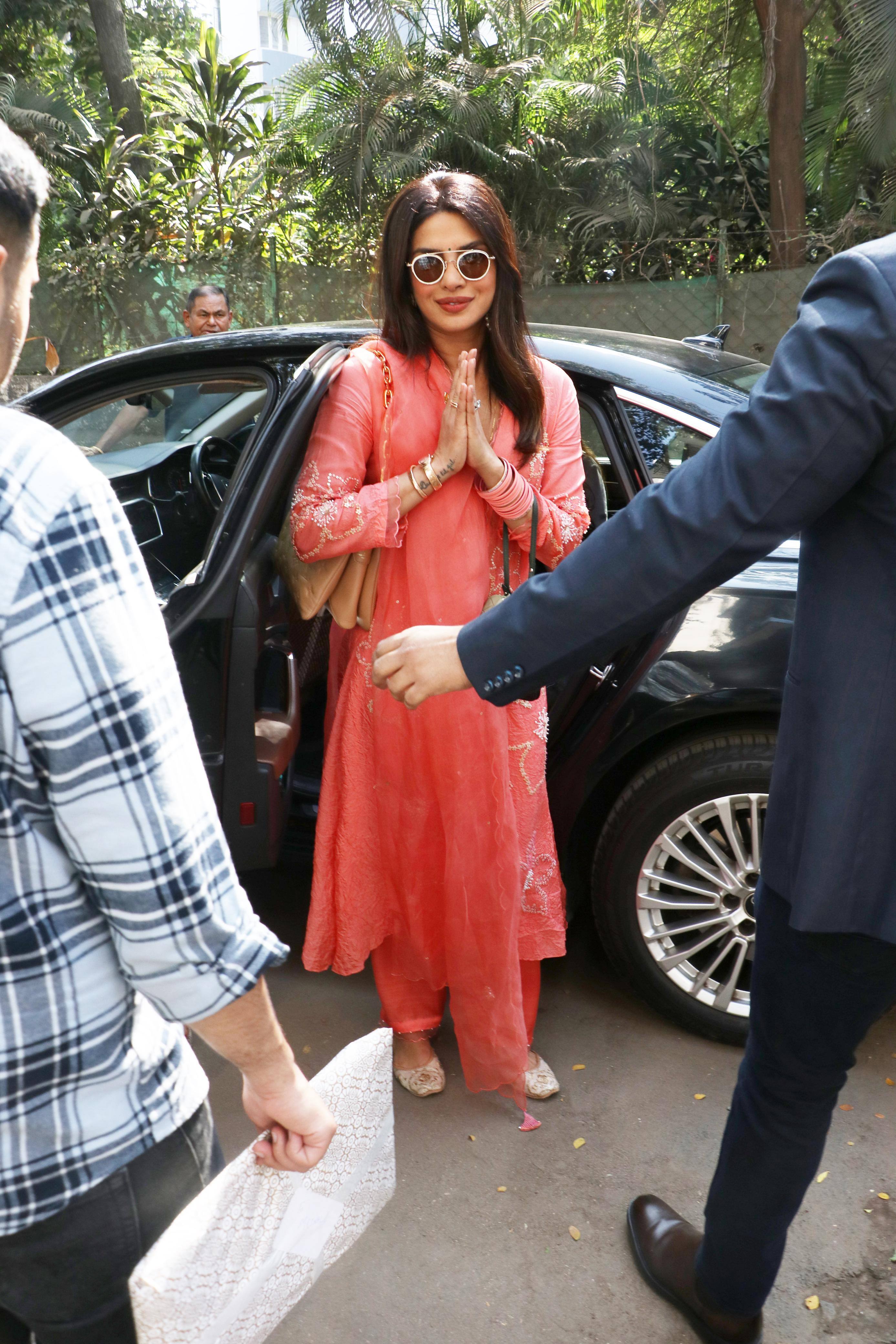 प्रियंका चोपड़ा ने पीच सूट और चूड़ियां पहन फ्लॉन्ट किया देसी लुक, भाई की शादी की रस्में करती आईं नजर