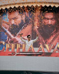 कभी पुलिसवालों संग ली फोटो, तो कभी ढोल पर थिरके, 'छावा' को प्रमोट करने जयपुर पहुंचे विक्की कौशल, देखें तस्वीरें