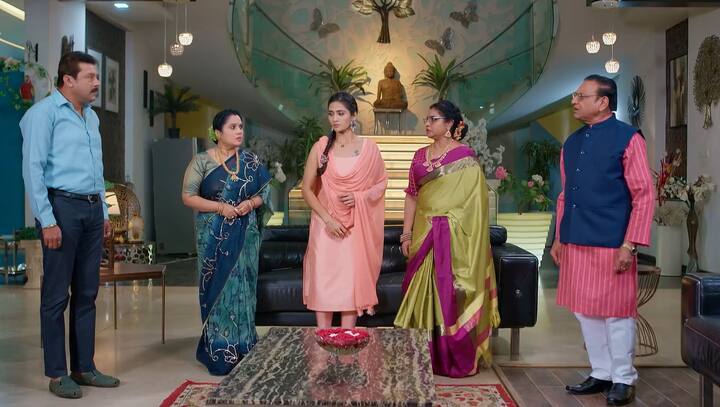 జ్యోత్స్న మాట్లాడుతుండగా ఇంట్లో వాళ్లు విని.. నిజంగానే శౌర్యకు ఆపరేషన్ అయ్యిందా అంటే.. దానిని కవర్ చేస్తూ.. అవును అయ్యిందట. ఎలా ఉందో తెలుసుకుందామని కాల్ చేశాను అని తప్పించుకుంటుంది. (Image Credit: Disney Plus Hotstar/ Star Maa)