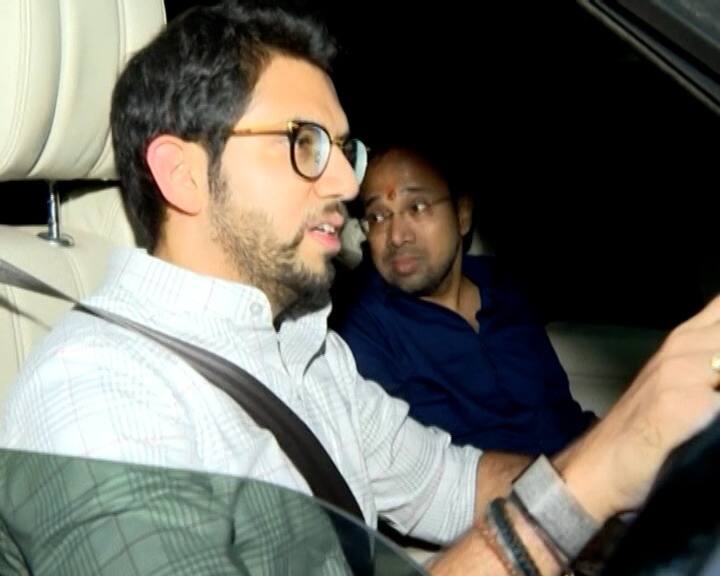 आदित्य ठाकरे यांनी सोशल मिडियावर पोस्ट करत सूरज चव्हाण यांची तुलना लढणाऱ्या वाघाशी करत एकनाथ शिंदेंच्या पक्षाला डिवचल्याचं पाहायला मिळालं. एक प्रामाणिक माणूस, आमचा लढणारा वाघ आणि भाऊ... सूरज! अशी पोस्ट त्यांनी लिहली आहे