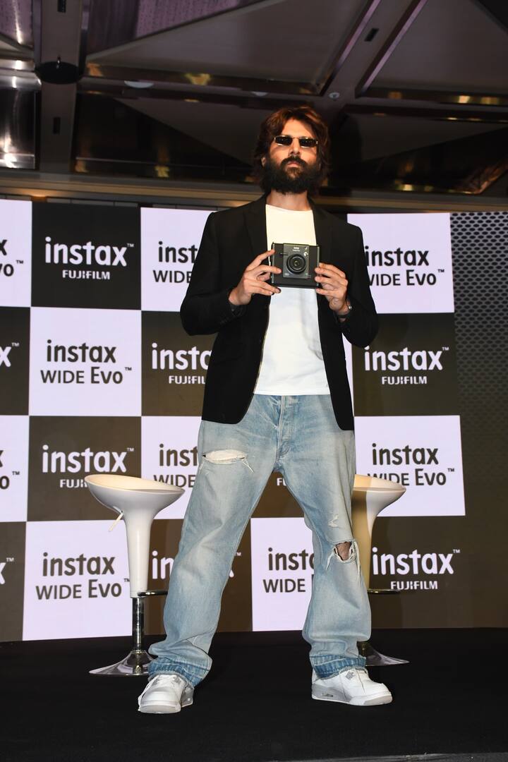 कुछ यूजर्स कार्तिक के इस लुक को 'आशिकी 3' से जोड़ रहे हैं. एक शख्स ने लिखा- 'आशिकी 3 का लुक आइकॉनिक और हिट होगा.' इसके अलावा एक शख्स ने लिखा- 'आशिकी 3 की अनाउंसमेंट जल्दी कर दीजिए.'