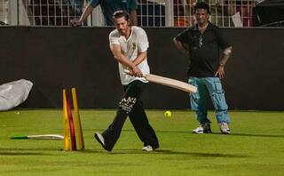 Watch: जब KKR के मालिक 'किंग खान' ने थामा बल्ला, सुनील गावस्कर की गेंद पर हुई बेइज्जती! मजेदार वीडियो वायरल