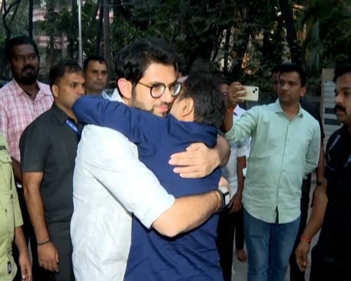 आदित्य ठाकरेंकडून कलिना गेटवर सूरज चव्हाण यांची वाट पाहिली जात होती, तेव्हा कारमधून उतरताच सूरज चव्हाण यांनी आदित्य यांना कडकडून मिठी मारली.