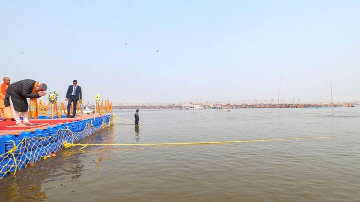 கடந்த 2013-ம் ஆண்டு நடைபெற்ற மகா கும்பமேளாவில் 10 கோடி பேர் கலந்து கொண்டு சாதனை படைத்தனர். இந்த ஆண்டு, ரூ.6,382 கோடி ரூபாய் செலவில் 40 கோடி பக்தர்கள் புனித நீராடுவதில் பங்கேற்பார்கள் என்று மாநில அரசு எதிர்பார்க்கிறது,