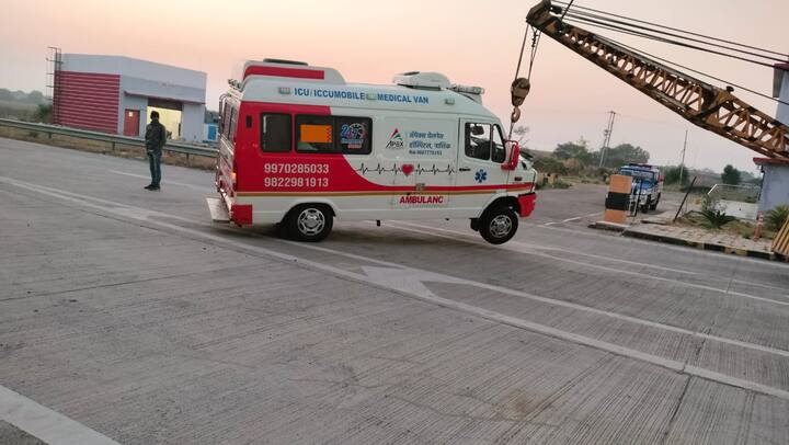 अपघाताच्या घटनेनंतर अपघातातील जखमींना जवळील रुग्णालयात उपाचारासाठी दाखल करण्यात आले असून पोलिसांनी घटनास्थळी दाखल झाले होते.