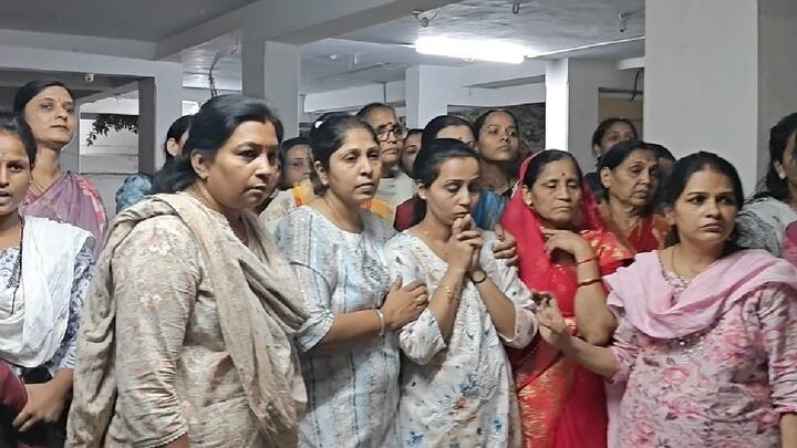 आई आणि मुलाच्या डोळ्यातून आनंदाश्रू वाहत होते, तो क्षण कॅमेऱ्यात कैद झाला असून घरी उपस्थितांचेही डोळे पाणावले.