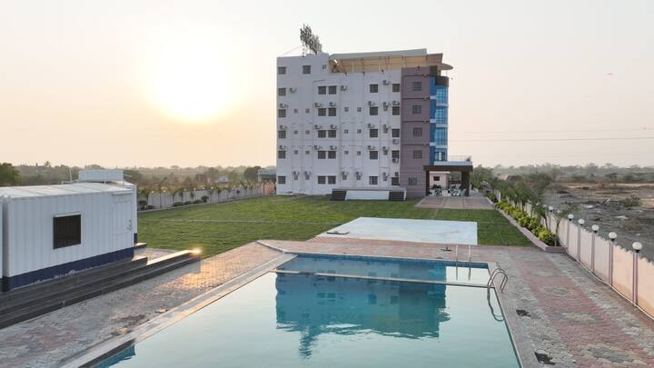 जवळपास १ लाख ४ हजार स्क्वेअर फुट जागेत असणाऱ्या या हॉटेलमध्ये 50 रुम, तीन हजार स्क्वेअर फुटचा हॉल, 25 हजार स्क्वेअर फुट लॉन, स्विमिंग पूल, प्रशस्त पार्किंगची सोय करण्यात आली आहे.