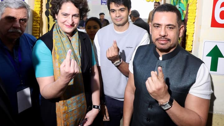 காங்கிரஸ் பொதுச்செயலாளர் பிரியங்கா காந்தி டெல்லி சட்டமன்ற தேர்தலில் வாக்களுத்த போது..நிர்மான் பவனில் பிரியங்கா காந்தி, அவர் கணவர் ராபர்ட் வதேரா, மகன் ரெஹான் வதேராவுடன் வாக்களித்தபோது..