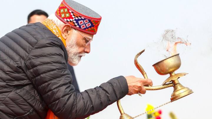 பூஜை செய்து வழிபடும் பிரதமர் நரேந்திர மோடி..