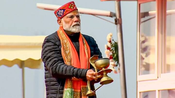 பிப்ரவரி 26 புதன்கிழமை வரை தொடர்ந்து நடைபெறும். வரலாற்று ரீதியாக, கும்பமேளா புனித நீரில் நீராடுவதுடன், பாவங்களைப் போக்குவதற்கும், மோட்சத்திற்கான பாதையில் இறங்குவதற்கும் முக்கிய நிகழ்வாகவும் கருதப்படுகிறது. அந்நிகழ்வில் ஏற்கனவே அமிஷ் ஷா உள்ளிட்டவர்கள் நீராடினர். பிரதமர் நரேந்திர மோடி நீராடினார்.