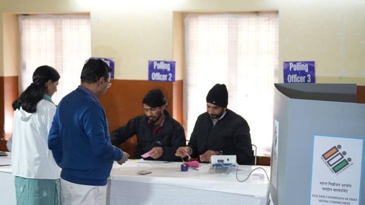 அரவிந்த் கெஜ்ரிவால் மற்றும் அவரது மனைவி வாக்களித்தபோது..