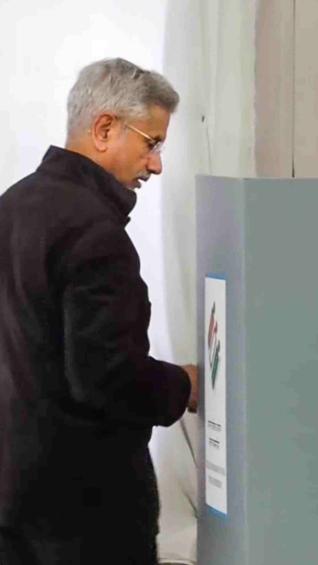 पोलिंग बूथ पर मोबाइल फोन ले जा सकते हैं या नहीं?