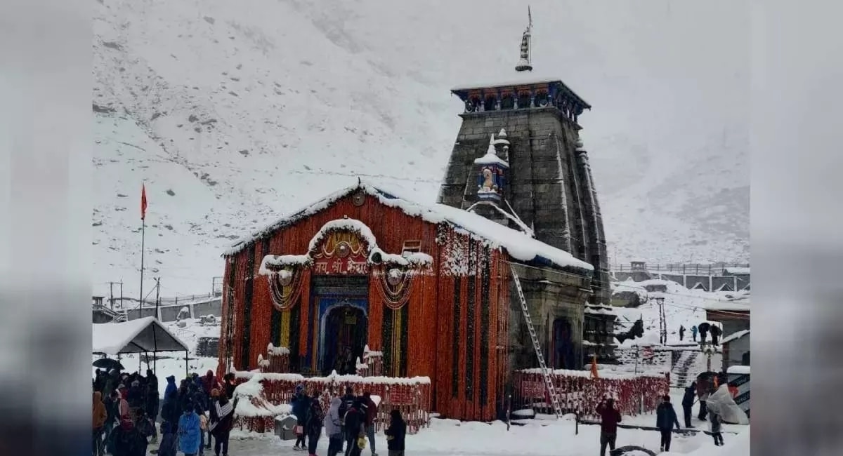 Uttarakhand Ka Mausam: उत्तराखंड में बदला मौसम का मिजाज, चारधाम में बारिश और बर्फबारी ने बढ़ाई ठंड