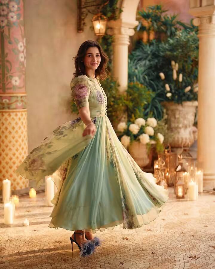 यातील एका फोटोमध्ये आलिया भट्ट सी ग्रीन कलरचा फ्लोरल ड्रेस फ्लॉन्ट करताना दिसत आहे. अभिनेत्रीनं तिचा लूक लहान कुरळ्या केसांनी पूर्ण केला आहे.