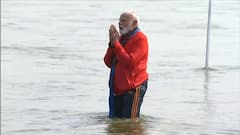 Narendra Modi : গলায় রুদ্রাক্ষ, গৈরিক বসন, মহাকুম্ভ স্নানের জন্য কেন আজকের দিনটিই বাছলেন মোদি?