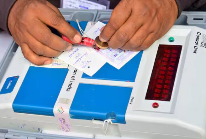 ਜਾਣਕਾਰੀ ਅਨੁਸਾਰ, ਈਵੀਐਮ ਦੀ ਬੈਟਰੀ ਵੋਟਿੰਗ ਵਾਲੇ ਦਿਨ ਅਤੇ ਗਿਣਤੀ ਵਾਲੇ ਦਿਨ ਦੋਵਾਂ ਨੂੰ ਧਿਆਨ ਵਿੱਚ ਰੱਖ ਕੇ ਚਾਰਜ ਕੀਤੀ ਜਾਂਦੀ ਹੈ। ਇਸੇ ਕਰਕੇ ਇਸ ਕਿਸਮ ਦੀ ਸਮੱਸਿਆ ਘੱਟ ਹੁੰਦੀ ਹੈ।