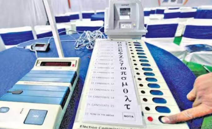 ਭਾਰਤ ਵਿੱਚ ਸਾਰੀਆਂ ਚੋਣਾਂ ਵਿੱਚ EVM ਦੀ ਵਰਤੋਂ ਕੀਤੀ ਜਾਂਦੀ ਹੈ। ਹਾਲਾਂਕਿ, ਵਿਰੋਧੀ ਪਾਰਟੀ ਹਮੇਸ਼ਾ ਚੋਣਾਂ ਦੇ ਸਮੇਂ ਅਤੇ ਵੋਟਿੰਗ ਤੋਂ ਬਾਅਦ EVM ਦੀ ਭਰੋਸੇਯੋਗਤਾ 'ਤੇ ਸਵਾਲ ਚੁੱਕਦੀ ਹੈ। ਸਵਾਲ ਇਹ ਹੈ ਕਿ ਕੀ ਵੋਟਿੰਗ ਦੌਰਾਨ EVM ਦੀ ਬੈਟਰੀ ਸੱਚਮੁੱਚ ਖਰਾਬ ਹੋ ਸਕਦੀ ਹੈ? ਤੁਹਾਨੂੰ ਦੱਸ ਦਈਏ ਕਿ ਇਲੈਕਟ੍ਰਾਨਿਕ ਵੋਟਿੰਗ ਮਸ਼ੀਨ (EVM) ਵਿੱਚ ਬਿਜਲੀ ਦੀ ਵਰਤੋਂ ਨਹੀਂ ਕੀਤੀ ਜਾਂਦੀ ਹੈ। EVM ਵਿੱਚ ਬੈਟਰੀਆਂ ਦੀ ਵਰਤੋਂ ਕੀਤੀ ਜਾਂਦੀ ਹੈ।