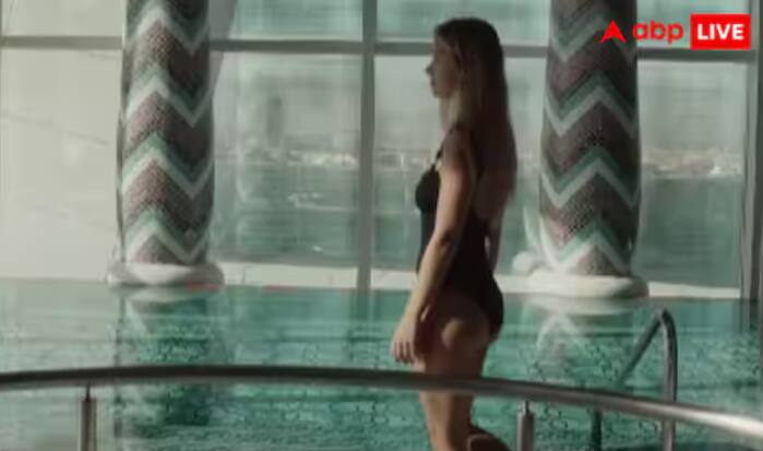 ਬੁਰਜ ਅਲ ਅਰਬ ਇੱਕ ਨਕਲੀ ਟਾਪੂ (Artificial Island) 'ਤੇ ਬਣਾਇਆ ਗਿਆ ਹੈ, ਜੋ ਕਿ ਸਮੁੰਦਰ ਦੇ ਅੰਦਰ 280 ਮੀਟਰ ਦੀ ਦੂਰੀ 'ਤੇ ਸਥਿਤ ਹੈ ਅਤੇ ਇੱਕ ਪੁਲ ਰਾਹੀਂ ਜੁੜਿਆ ਹੋਇਆ ਹੈ।