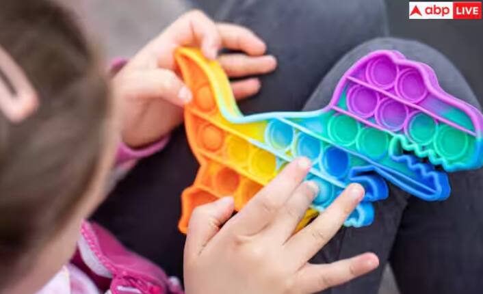 ਔਟਿਜ਼ਮ ਦੇ ਲੱਛਣ ਸਪੱਸ਼ਟ ਹਨ, ਪਰ ਕਈ ਵਾਰ ਮਾਪੇ ਉਨ੍ਹਾਂ ਨੂੰ ਆਮ ਵਿਵਹਾਰ ਸਮਝ ਕੇ ਨਜ਼ਰਅੰਦਾਜ਼ ਕਰ ਦਿੰਦੇ ਹਨ। ਅਜਿਹਾ ਕਰਨ ਨਾਲ ਬੱਚੇ ਦੀ ਹਾਲਤ ਵਿਗੜ ਸਕਦੀ ਹੈ ਅਤੇ ਉਸ ਦਾ ਵਿਕਾਸ ਰੁੱਕ ਸਕਦਾ ਹੈ। ਇਸ ਲਈ, ਜਲਦੀ ਪਛਾਣ ਅਤੇ ਸਹੀ ਇਲਾਜ ਬਹੁਤ ਜ਼ਰੂਰੀ ਹੈ।