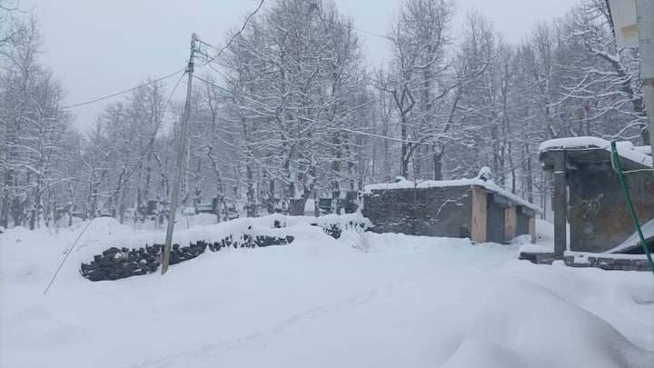 मौसम विज्ञान केंद्र शिमला के निदेशक कुलदीप श्रीवास्तव ने बताया कि मंगलवार को कोटी में 33.0, गोंदला में 11.0, केलांग में 9.0, कुकुमसेरी में 8.3, भरमौर में 8.0, मनाली में 7.4, जोत में 6.0, कल्पा में 5.1, शिलारू में 5.0 और कुफरी में 4.0 सेंटीमीटर बर्फ़बारी हुई.