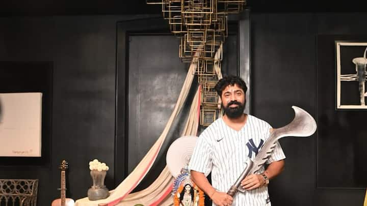 এখনও প্রেক্ষাগৃহে রমরমিয়ে চলছে তাঁর ছবি.. আর এরমধ্যেই নতুন ছবির প্রস্তুতি শুরু করে দিলেন দেব (Dev)।