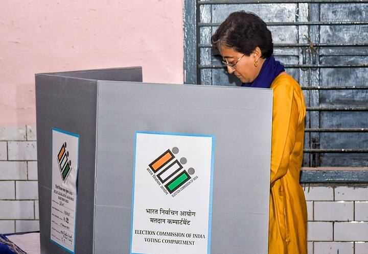 सीएम आतिशी ने कहा, “यह सिर्फ चुनाव नहीं, बल्कि धर्मयुद्ध है. यह अच्छाई और बुराई की लड़ाई है. दिल्ली के लोग सत्य और काम को चुनेंगे और गुंडागर्दी को हराएंगे”.