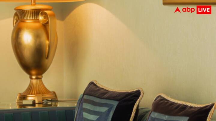 इस होटल का नाम बुर्ज अल अरब है. यह होटल दुबई के जुमेराह बीच पर मौजूद है. चारों तरफ नीले, साफ समुद्री पानी से घिरा हुआ है अपने आप में एक अजूबे की तरह लगता है.