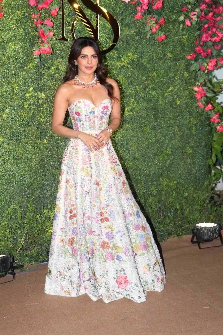 अपने भाई के खास दिन के लिए प्रियंका चोपड़ा ने इंडो-वेस्टर्न लुक चुना. एक्ट्रेस मल्टीकलर वर्क वाले व्हाइट ऑफ शोल्डर गाउन में एक्ट्रेस काफी स्टनिंग दिख रही थीं.