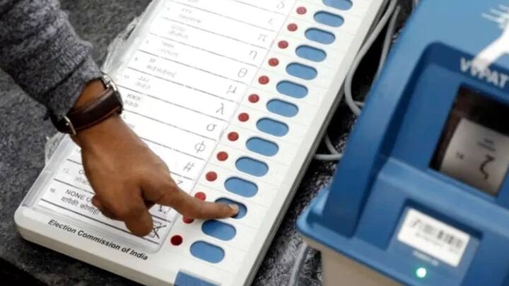 वहीं अगर चुनाव के समय कंट्रोल यूनिट का पावर पैक ठीक से काम नहीं करता है या कम बैटरी इंडिकेटर दिखाता है, तो मतदान एजेंटों और सेक्टर अधिकारी की उपस्थिति में पीठासीन अधिकारी के जरिये पावर पैक को बदल दिया जाता है. लेकिन उस वक्त पता टैग के साथ कंट्रोल यूनिट के बैटरी सेक्शन को फिर से सील कर दिया जाता है. वहीं उसी पर एक हस्ताक्षरित रिपोर्ट ई.सी.आई. को प्रस्तुत की जाती है.