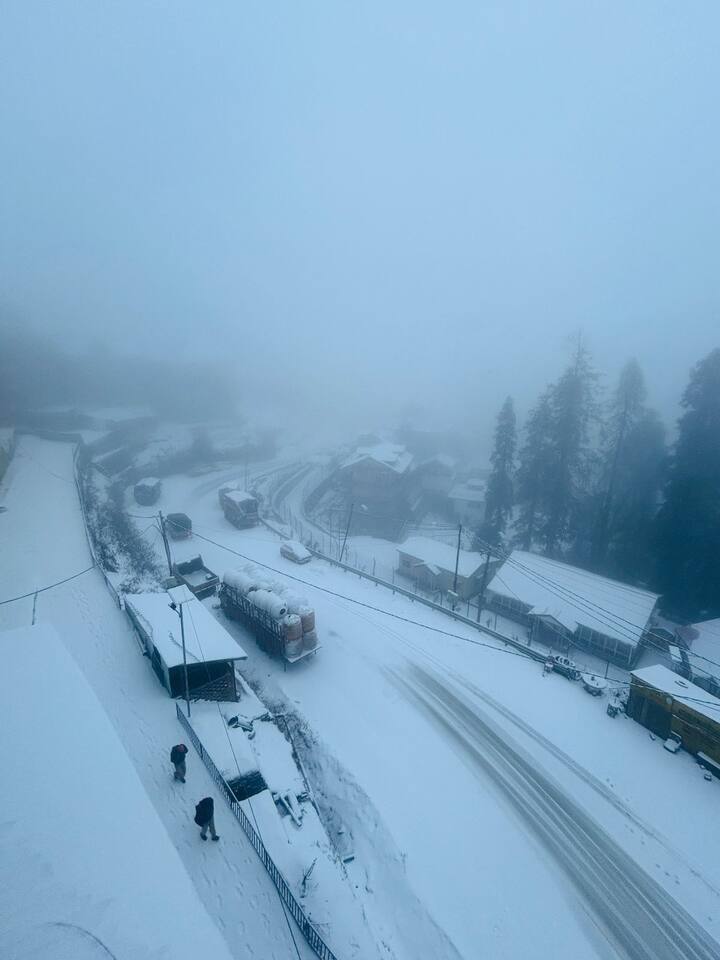 इसी तरह सलूनी में 44.3, कसोल में 30.0, करसोग में 24.3, भुंतर में 21.4, जोगिंद्रनगर में 19.0, बंजार में 18.2, शिमला में 16.2 और कंडाघाट में 13.0 मिलीमीटर बारिश रिकॉर्ड की गई.