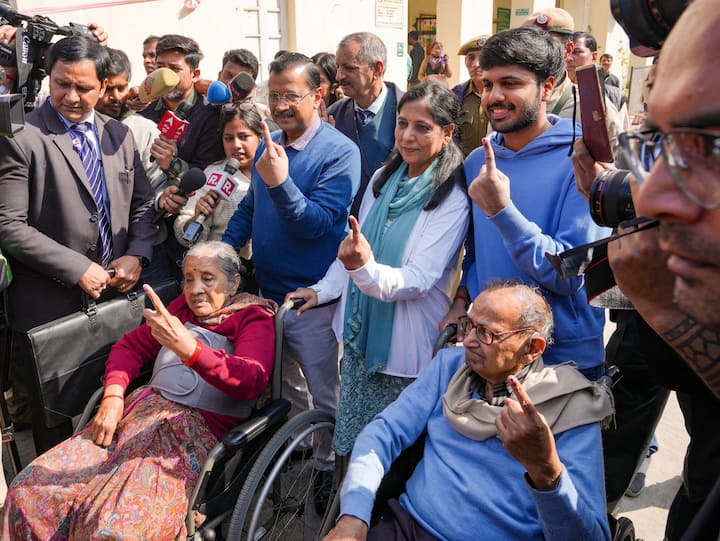 पूर्व सीएम केजरीवाल की पत्नी सुनीता केजरीवाल ने कहा कि दिल्ली के लोग बहुत समझदार हैं और सही चुनाव करेंगे. उन्होंने कहा, “लोग गुंडागर्दी बर्दाश्त नहीं करते. हमें भरोसा है कि जनता अच्छे स्कूल, अस्पताल, बिजली-पानी और विकास पर वोट देगी.”