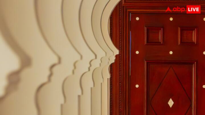 बात करें इसके रॉयल सुइट की तो इसका किराया $30,000 से भी अधिक हो सकता है जो कि भारतीय रुपये के 26 लाख के बराबर है. लोग इसे दुनिया का पहला 10 स्टार होटल भी कहते हैं.