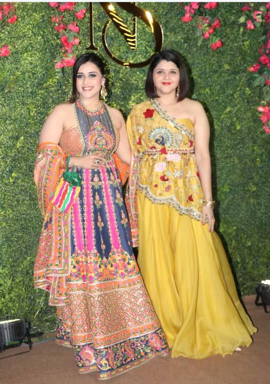 या समारंभाला प्रियांका चोप्रा भारतात परतली आहे. या कार्यक्रमात सर्व चोप्रा कुटुंबीय सहभागी झाले आहेत. सिद्धार्थ चोप्रा हा नीलम अपाध्याय हिच्याशी लग्न करत आहे. नीलम एक अभिनेत्री आहे. या सोहळ्यासाठी बिग बॉस 17 फेम तसेच प्रियांका चोप्राची चुलत बहीण मनारा चोप्रा हीदेखील आली आहे. ती मेहंदी सेरेमनीमध्ये बहीण मिताली हांडा हिच्यासोबत सामील झाली होती.