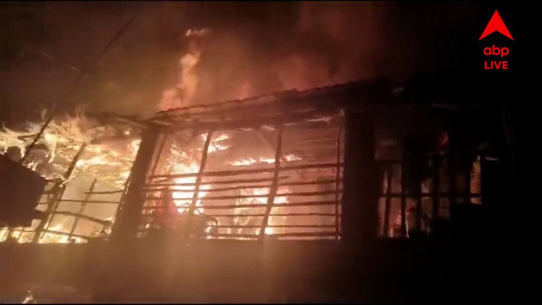 Howrah Fire Several houses gutted in fire Madhyamik admit cards burnt to ashes Howrah Fire: অগ্নিকাণ্ডে ভষ্মীভূত পরপর বাড়ি, পুড়ে ছাই মাধ্যমিকের অ্যাডমিট কার্ড