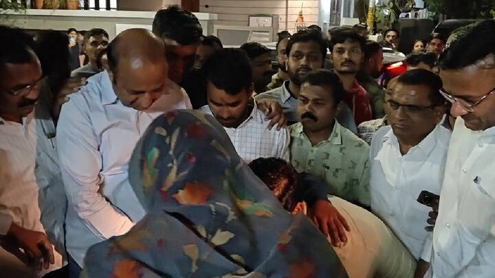 पोलिसांनी मुलाला पालकांच्या स्वाधीन केल्यानंतर घरी येताच चिमुकल्याचे औक्षण करण्यात आले, त्यावेळी घर परिवार, मित्र व नातेवाईक मोठ्या संख्येने उभे होते.