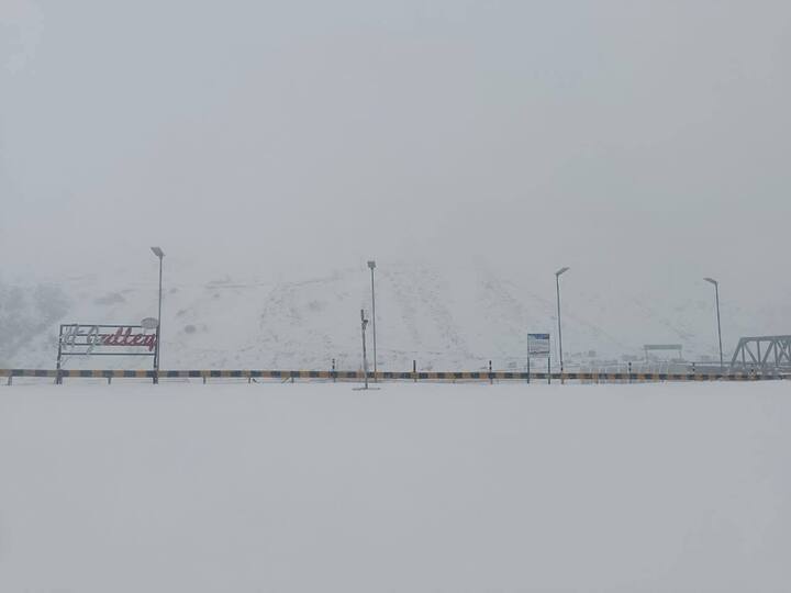 बर्फ़बारी और बारिश के लिए लंबे वक़्त से हो रहा इंतज़ार मंगलवार रात ख़त्म हो गया. हिमाचल प्रदेश के ऊंचाई वाले इलाकों में पश्चिमी विक्षोभ के सक्रिय होने के बाद बर्फ़बारी हुई.