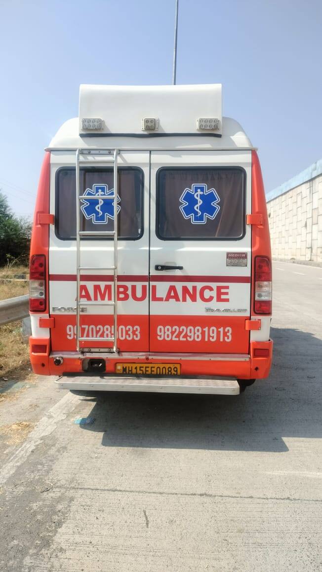 रुग्णवाहिकेच्या या दुर्दैवी अपघातात प्रकाश विक्रम पाटील (वय 45) राहणार नाशिक, मोहम्मद इम्तियाज (वय 40) राहणार बिहार, गुलाबसा खातुन (वय 20) राहणार बिहार, सचिन रामदास खरे (वय 42) वर्षे राहणार नाशिक, हासीब समीर मोहम्मद (वय 37) राहणार बिहार हे या अपघातात जखमी झाले आहे.