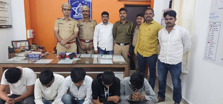 पाचोड पोलिसांनी यांना ताब्यात घेतले असून, या तरुणांची पाचोड येथील पाचोड पैठण चौकातून धिंड काढत पोलीस ठाण्यात नेण्यात आले.