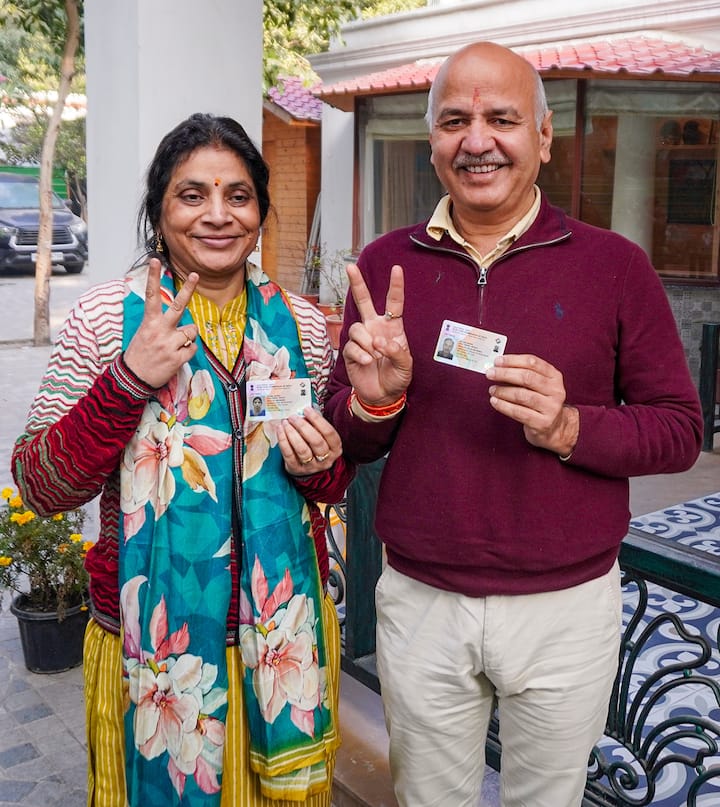 AAP नेता मनीष सिसोदिया ने वोट डालने के बाद कहा, “हमने शिक्षा, स्वास्थ्य, बिजली और पानी पर काम किया है. दिल्ली की जनता सिर्फ काम को वोट देती है, न कि गाली-गलौज और नफरत को”.