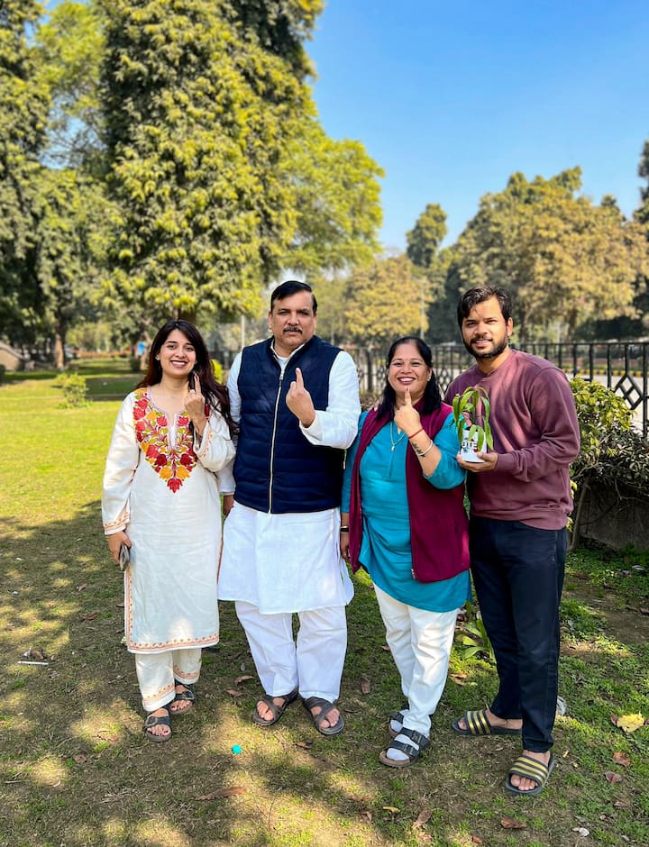 AAP सांसद संजय सिंह ने कहा, “यह लोकतंत्र का महापर्व है. जनता को उन लोगों के खिलाफ मतदान करना चाहिए जो लोकतंत्र को कुचलना चाहते हैं.”