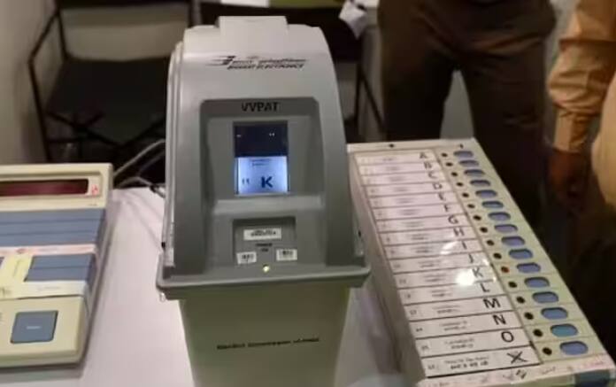 ਹੁਣ ਸਵਾਲ ਇਹ ਹੈ ਕਿ ਕੀ ਵੋਟਿੰਗ ਵੇਲੇ EVM ਦੀ ਬੈਟਰੀ ਬਦਲੀ ਜਾ ਸਕਦੀ ਹੈ? ਇਸ ਦਾ ਜਵਾਬ ਨਹੀਂ ਹੈ। ਦਰਅਸਲ, ਚੋਣ ਲੜ ਰਹੇ ਉਮੀਦਵਾਰਾਂ ਦੀ ਗਿਣਤੀ ਨਿਰਧਾਰਤ ਕਰਨ ਅਤੇ ਬੈਟਰੀਆਂ ਲਗਾਉਣ ਤੋਂ ਬਾਅਦ ਸੀਯੂ ਦੇ 'ਉਮੀਦਵਾਰ ਸੈੱਟ' ਅਤੇ ਪਾਵਰ ਪੈਕ (ਬੈਟਰੀ) ਸੈਕਸ਼ਨ ਦੇ ਲਈ ਇੱਕ ਧਾਗੇ ਦੀ ਸੀਲ ਲਗਾਈ ਜਾਂਦੀ ਹੈ।