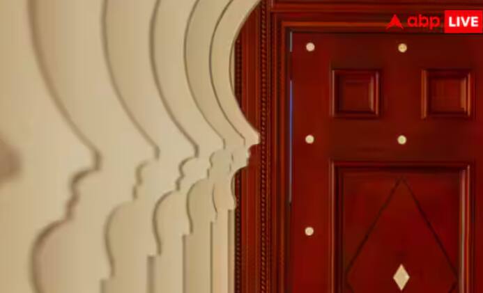 ਇਸ ਦੇ ਰਾਇਲ ਸੂਟ ਦੀ ਗੱਲ ਕਰੀਏ ਤਾਂ ਇਸ ਦਾ ਕਿਰਾਇਆ $30,000 ਤੋਂ ਵੱਧ ਹੋ ਸਕਦਾ ਹੈ ਜੋ ਕਿ 26 ਲੱਖ ਭਾਰਤੀ ਰੁਪਏ ਦੇ ਬਰਾਬਰ ਹੈ। ਲੋਕ ਇਸ ਨੂੰ ਦੁਨੀਆ ਦਾ ਪਹਿਲਾ 10 ਸਟਾਰ ਹੋਟਲ ਵੀ ਕਹਿੰਦੇ ਹਨ।