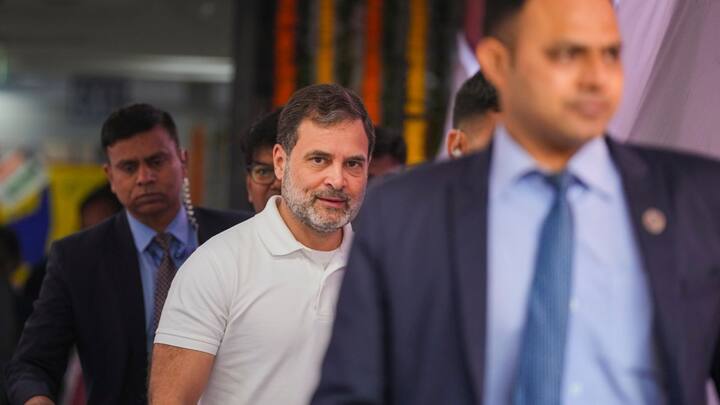 காங்கிரஸ் எம்.பி.யும், எதிர்க்கட்சித் தலைவருமான ராகுல் காந்தி டெல்லியில் உள்ள நிர்மான் பவனில் வாக்களித்தார்.