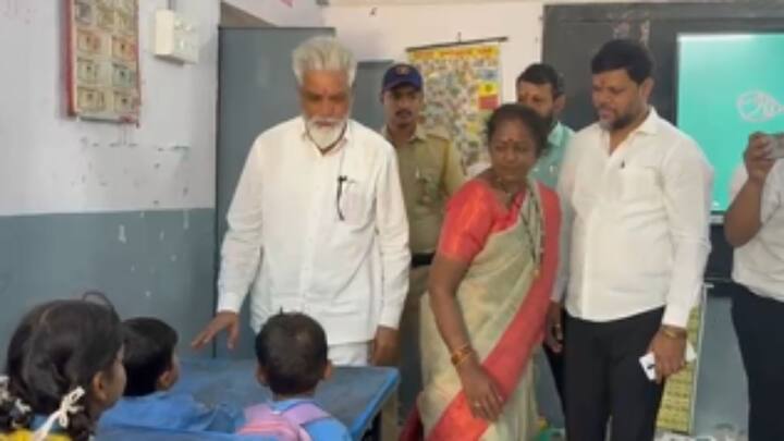 दादा भुसे यांनी विद्यार्थ्यांचे राजकीय ज्ञान तपासत त्यांना विविध प्रश्न विचारले.