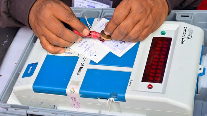 जानकारी के मुताबिक ईवीएम की बैटरी वोटिंग के दिन और काउंटिंग के दिन दोनों को ध्यान में रखते हुए चार्ज के साथ लगाई जाती है. इसलिए इस तरह की दिक्कत कम सामने आती है.