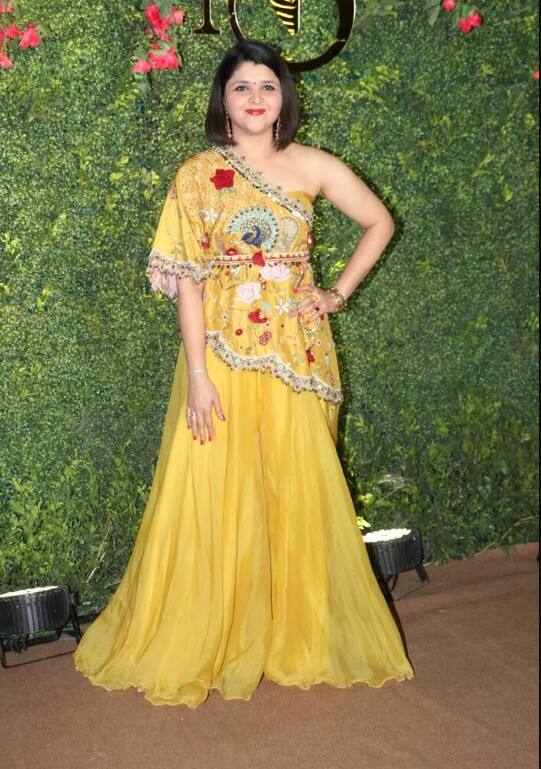 मिताली हांडानेही पिवळ्या रंगाचे आकर्षक कपडे परिधान केले आहेत. वन शोल्डर ड्रेसमध्ये तिचं सौंदर्य चांगलंच खुललेलं दिसत आहे.