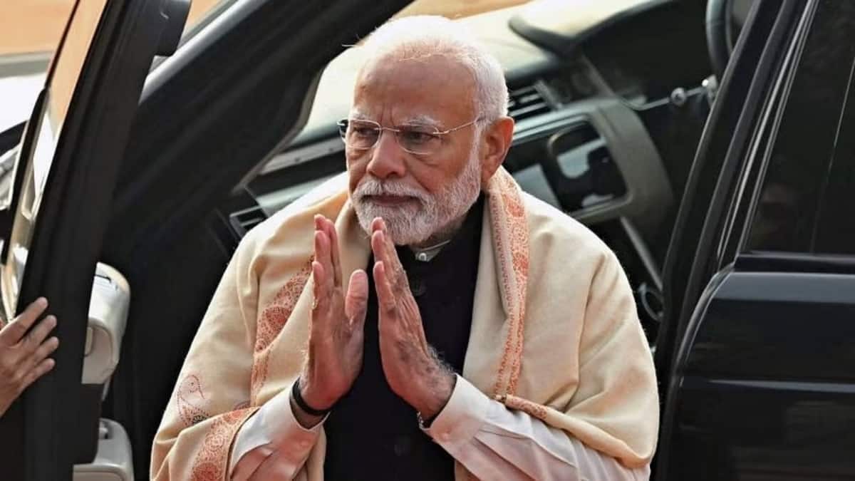संगम में स्नान करने प्रयागराज पहुंचे पीएम मोदी, जानें कब लगाएंगे डुबकी