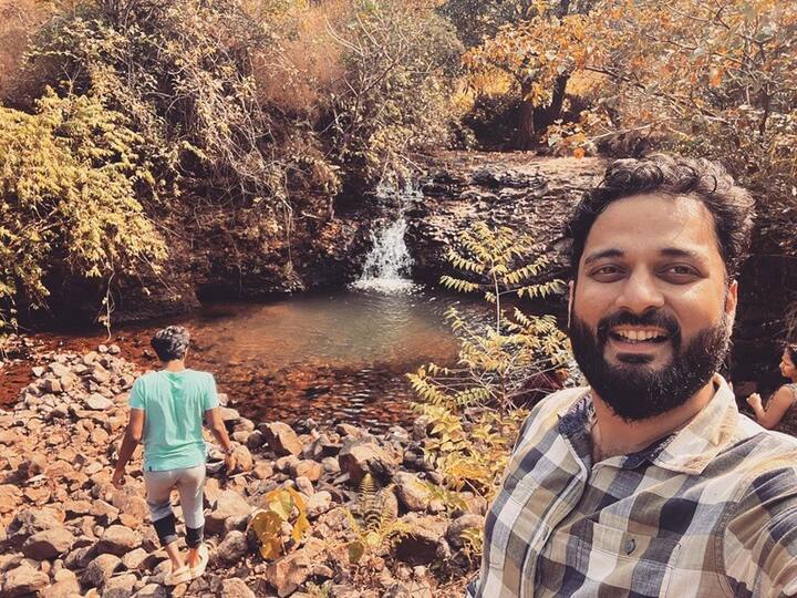 मृण्मयीनं शेतात दोन कुत्रेही पाळले आहेत. त्यासोबतच आता कोंबड्याही पाळल्या असून पुढे एक गायही घेण्याचा विचार असल्याचं मृण्मयी सांगते.