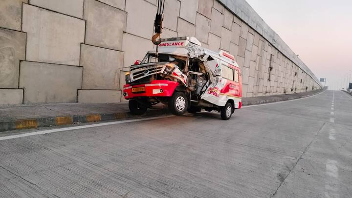 याबाबत पोलिसांकडून मिळालेल्या अधिक माहितीनुसार, समीर मोहम्मद या रुग्णाला घेऊन त्यांचे नातेवाईक रुग्णवाहिका क्रमांक एम एच 15 ईएफ 0089 ने नाशिक येथून पटणा येथील एम्स रुग्णालयाकडे जात होते.